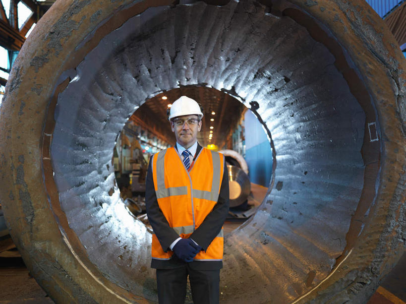 西方人,一个人,机修工,工厂,站,笑,微笑,横图,室内,白天,正面,工作服,制服,帽子,金属制品,欧洲,欧洲人,仅一个男性,仅一个人,仅一个中年男性,金属,管子,头盔,注视,管道,工人,安全帽,观察,看,站着,观看,察看,关注,工作制服,男人,男性,中年男性,白种人,机械师,机修工人,站立,半身,彩图,工作套服,工地,制造厂,安全服,反光背心,反光服,反光衣