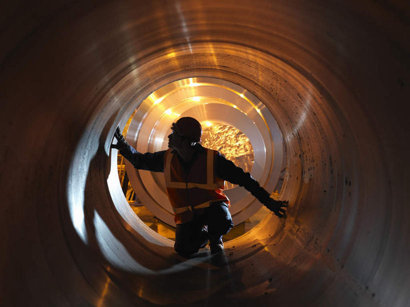 西方人,一个人,机修工,工厂,蹲,摸,横图,室内,白天,正面,工作服,制服,帽子,金属制品,欧洲,欧洲人,仅一个男性,仅一个人,仅一个中年男性,抚摸,金属,管子,头盔,注视,管道,工人,安全帽,观察,看,观看,察看,关注,工作制服,男人,男性,中年男性,白种人,机械师,机修工人,触摸,蹲着,接触,彩图,全身,工作套服,工地,制造厂,安全服,反光背心,反光服,反光衣