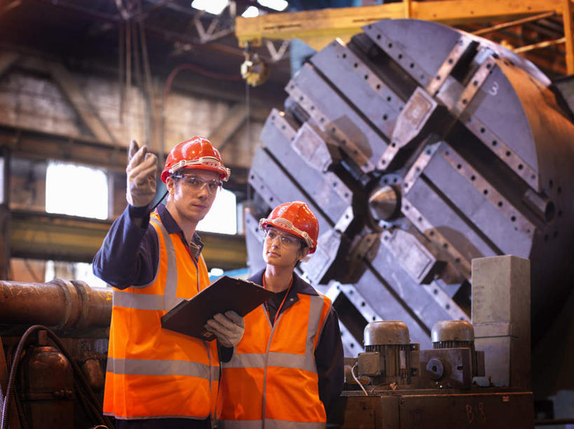 西方人,两个人,伙伴,朋友,机修工,工厂,站,说,横图,室内,白天,正面,工作服,制服,讨论,友谊,合作,团队,机器,窗户,帽子,金属制品,欧洲,欧洲人,握,指,金属,材料,档案,头盔,文件,纸,拿,拿着,注视,方向,玻璃窗,工人,安全帽,手稿,资料,观察,看,手势,站着,机械,战略,握着,观看,证明,察看,指向,食指,关注,文档,车床,联合,合谋,工作制服,交流,配合,协作,男人,男性,年轻男性,年轻女性,女人,女性,白种人,机械师,机修工人,沟通,讲话,交谈,商讨,说话,谈话,站立,半身,彩图,工作套服,工地,制造厂,安全服,反光背心,反光服,反光衣