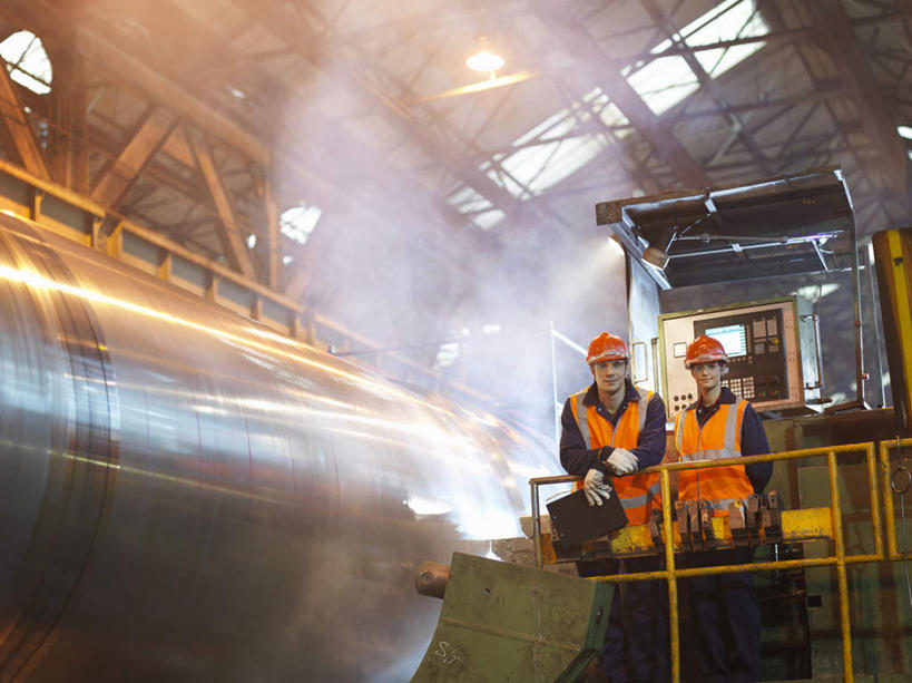 西方人,两个人,伙伴,朋友,机修工,工厂,站,双手交叉,横图,室内,白天,正面,工作服,制服,友谊,合作,团队,机器,帽子,金属制品,照明,欧洲,欧洲人,阴影,光线,金属,头盔,影子,屋顶,灯光,顶棚,注视,吊灯,灯,工人,安全帽,灯具,观察,看,站着,机械,战略,观看,照亮,察看,双手抱胸,照明设备,关注,车床,联合,合谋,工作制服,配合,协作,男人,男性,年轻男性,年轻女性,女人,女性,白种人,机械师,机修工人,站立,半身,彩图,工作套服,工地,制造厂,安全服,反光背心,反光服,反光衣