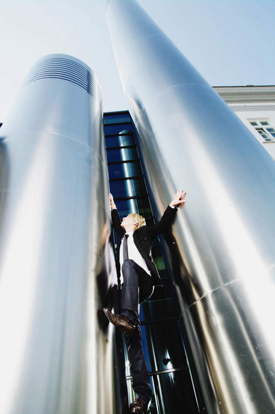 西方人,一个人,商务人士,商务男性,站,举,竖图,室外,白天,仰视,衬衫,电梯,欧洲,欧洲人,仅一个男性,仅一个人,阴影,套装,朦胧,模糊,光线,影子,电动扶梯,自动扶梯,运输工具,注视,仅一个年轻男性,蓝色,蓝天,天空,阳光,天,观察,看,托,站着,搭,抬脚,晴朗,观看,察看,搭着,关注,商务装,工薪阶层,万里无云,男人,男性,年轻男性,白种人,白领,上班族,晴空,晴空万里,举起,举手,举着,抬头,向上举,向上伸,向上托,仰头,站立,彩图,低角度拍摄,全身,衬衣,扶手电梯,升降设备,运输带,自动行人电梯,电扶梯