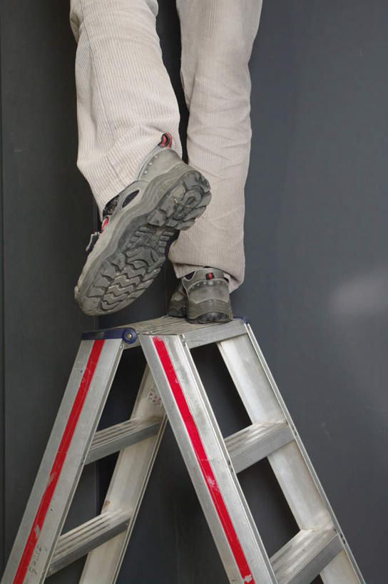 西方人,腿部,腿,一个人,建筑工人,站,攀登,竖图,室内,特写,白天,欧洲,欧洲人,仅一个男性,仅一个人,仅一个中年男性,裤子,梯子,阶梯,木梯,墙,墙壁,墙面,工人,一个,背面,建筑工地,站着,爬,抬脚,单个,上升,登高,地盘,建筑地盘,施工地盘,男人,男性,中年男性,白种人,建筑工,攀爬,站立,半身,彩图,工地