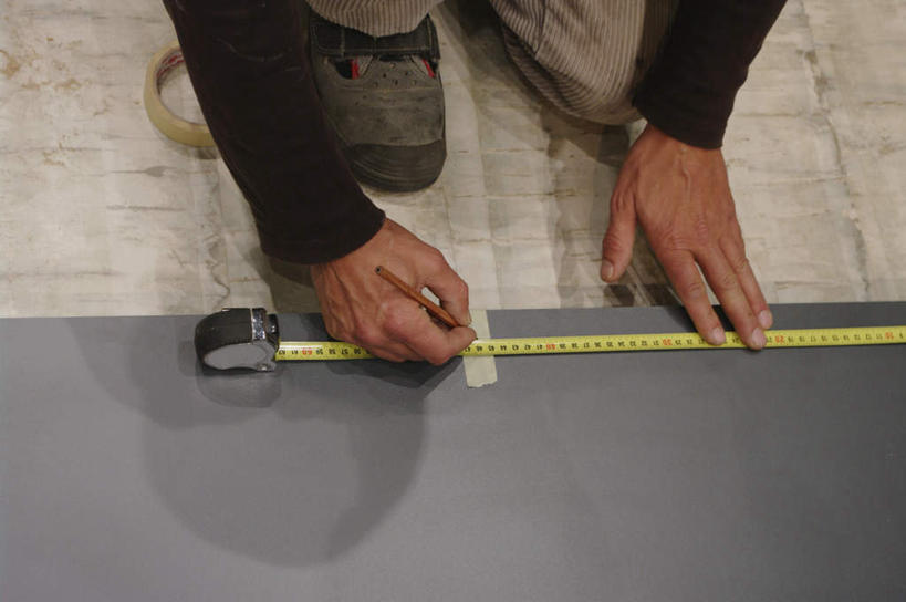 西方人,手,腿部,腿,一个人,建筑工人,蹲,横图,俯视,室内,特写,白天,地板,装修,建筑,欧洲,欧洲人,双手,仅一个男性,仅一个人,仅一个中年男性,弯腰,握,服装,测量,笔,刻度,墙,办公用品,地面,拿,拿着,休闲装,文化,木地板,墙壁,墙面,文具,工人,一个,衣服,尺,卷尺,铅笔,学习用品,建筑工地,祈祷,休闲,手部,休闲服,握着,许愿,宗教,服饰,信仰,单个,钢尺,测量工具,祈求,文具用品,吉祥,一支,尺子,风水,角尺,阴阳,鲁班尺,量具,量仪,钢卷尺,文公尺,门公尺,门尺,丁兰尺,门光尺,吉凶,吉利,晦气,不祥,倒霉,霉运,恶兆,凶险,弯身,地盘,建筑地盘,施工地盘,平安,男人,男性,中年男性,白种人,建筑工,蹲着,半身,彩图,高角度拍摄,工地