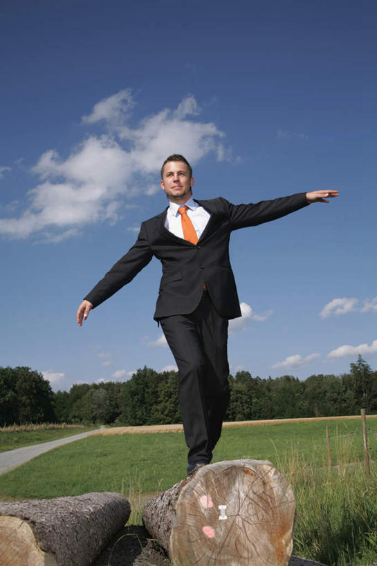 西方人,一个人,商务人士,商务男性,站,举,伸展双臂,竖图,室外,白天,仰视,衬衫,草地,草坪,植物,道路,路,欧洲,欧洲人,仅一个男性,仅一个人,阴影,套装,光线,影子,云,云朵,小路,树桩,交通,云彩,注视,草,树,树干,树木,仅一个年轻男性,蓝色,绿色,白云,蓝天,天空,阳光,自然,天,观察,看,托,站着,木桩,生长,晴朗,成长,观看,察看,关注,商务装,工薪阶层,男人,男性,年轻男性,白种人,白领,上班族,晴空,敞开双臂,举起,举手,举着,伸开双臂,向上举,向上伸,向上托,展开双肩,站立,张开手臂,张开双臂,彩图,低角度拍摄,全身,衬衣