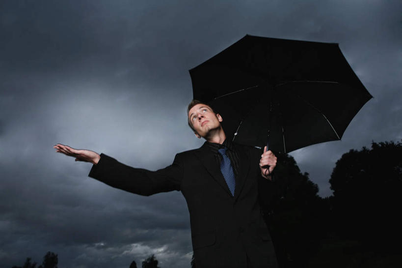 西方人,一个人,商务人士,商务男性,站,横图,室外,白天,仰视,衬衫,植物,暴风雨,暴雨,大暴雨,欧洲,欧洲人,仅一个男性,仅一个人,一把,握,套装,伞,雨伞,乌云,云,阴天,云朵,拿,云彩,拿着,扭头,注视,阳伞,树,树木,仅一个年轻男性,绿色,黑色,天空,自然,天,观察,看,站着,转头,握着,生长,成长,观看,察看,昏暗,阴沉,关注,商务装,工薪阶层,男人,男性,年轻男性,白种人,白领,上班族,站立,半身,彩图,低角度拍摄,衬衣