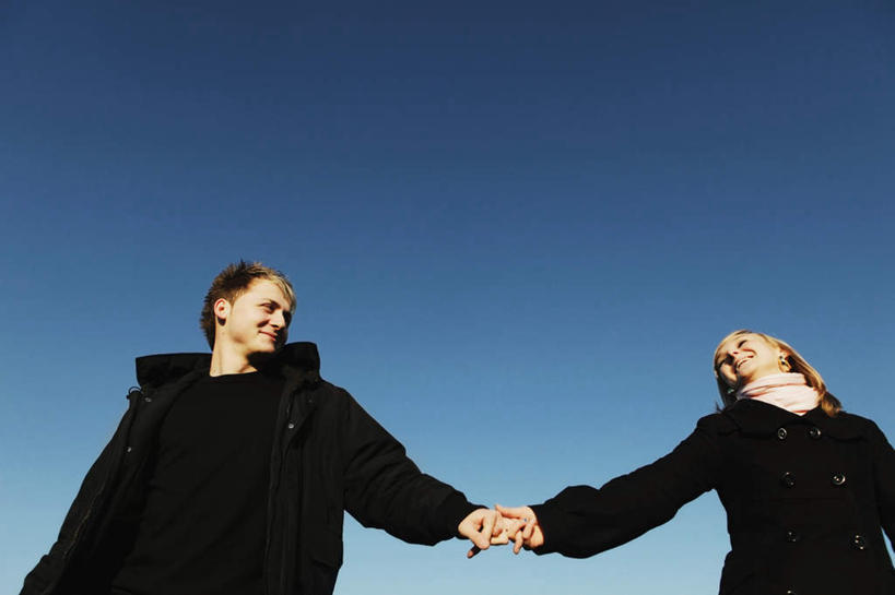 西方人,两个人,站,握手,笑,微笑,露齿笑,横图,室外,白天,仰视,爱情,欧洲,欧洲人,阴影,服装,光线,影子,浪漫,扭头,注视,休闲装,衣服,蓝色,黑色,蓝天,天空,阳光,天,观察,看,站着,转头,休闲,温暖,温馨,休闲服,恩爱,恋人,服饰,晴朗,观看,和睦,察看,关注,万里无云,男人,男性,年轻男性,年轻女性,女人,女性,白种人,情侣,晴空,晴空万里,搀手,拉手,手搀手,手拉手,手牵手,手握手,站立,半身,彩图,低角度拍摄,伴侣,融洽