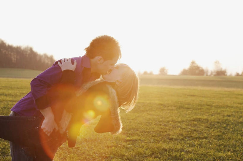 西方人,两个人,站,抱,吻,横图,室外,白天,侧面,爱情,草地,草坪,植物,欧洲,欧洲人,一条,弯腰,阴影,服装,装饰,光线,影子,浪漫,休闲装,草,树,树木,衣服,绿色,天空,阳光,自然,围巾,天,站着,休闲,温暖,温馨,休闲服,连帽衫,恩爱,搭,抬脚,恋人,服饰,生长,晴朗,成长,围脖,抱着,保暖,华丽,点缀,和睦,搂着,御寒,搭着,帽衫,万里无云,弯身,衬托,美观,雅致,雅观,男人,男性,年轻男性,年轻女性,女人,女性,白种人,情侣,晴空,晴空万里,接吻,搂,搂抱,亲,亲吻,亲嘴,站立,半身,彩图,眩光,伴侣,融洽