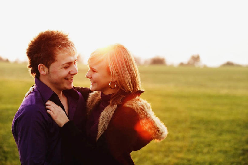 西方人,两个人,站,抱,笑,微笑,露齿笑,横图,室外,白天,正面,爱情,草地,草坪,植物,欧洲,欧洲人,一条,阴影,服装,朦胧,模糊,装饰,光线,影子,背光,浪漫,注视,休闲装,相视,装饰品,草,树,树木,衣服,绿色,天空,阳光,自然,耳环,饰品,首饰,围巾,天,观察,看,站着,休闲,温暖,温馨,面对面,休闲服,连帽衫,恩爱,搭,恋人,服饰,生长,晴朗,成长,围脖,抱着,观看,对视,保暖,华丽,点缀,和睦,察看,互视,搂着,御寒,搭着,关注,相对,逆光,帽衫,万里无云,相看,衬托,美观,雅致,雅观,耳饰,男人,男性,年轻男性,年轻女性,女人,女性,白种人,情侣,晴空,晴空万里,怀抱,搂,搂抱,相抱,拥抱,站立,半身,彩图,眩光,伴侣,融洽