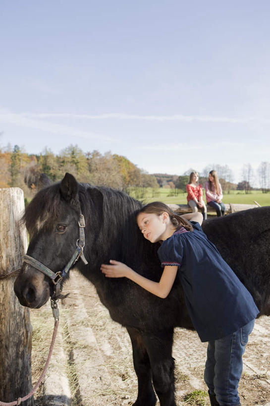 西方人,儿童,一个人,栏杆,站,笑,摸,微笑,露齿笑,竖图,室外,白天,侧面,纯洁,草地,草坪,植物,马,野生动物,欧洲,欧洲人,仅一个女性,仅一个人,抚摸,握,阴影,服装,光线,影子,云,云朵,围栏,拿,云彩,拿着,扭头,注视,休闲装,护栏,一匹,草,树,树木,小孩,衣服,蓝色,绿色,白云,蓝天,天空,阳光,自然,动物,天,观察,看,站着,转头,仅一个小孩,休闲,休闲服,可爱,童年,童趣,握着,运输,服饰,牲畜,生长,晴朗,成长,观看,察看,关注,童真,烂漫,无邪,天真,女孩,女人,女性,白种人,孩子,晴空,触摸,接触,站立,半身,彩图,女生