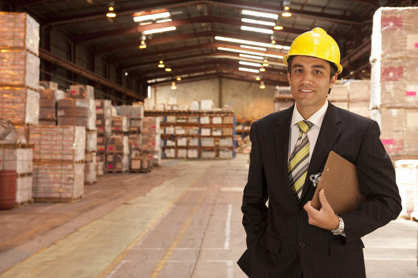 西方人,一个人,商务人士,商务男性,站,笑,微笑,露齿笑,横图,室内,白天,正面,衬衫,地板,帽子,照明,欧洲,欧洲人,仅一个男性,仅一个人,仅一个中年男性,一排,许多,握,套装,整齐,包装,材料,档案,头盔,文件,纸箱,灯光,地面,很多,拿,仓库,拿着,注视,顶灯,木地板,灯,排列,黄色,安全帽,容器,箱子,资料,灯具,观察,看,站着,握着,观看,堆,照亮,察看,照明设备,队列,关注,文档,纸板箱,商务装,记录板,工薪阶层,记事板,包装箱,一顶,男人,男性,中年男性,白种人,白领,上班族,站立,半身,彩图,衬衣,堆栈