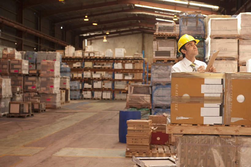 西方人,一个人,商务人士,商务男性,站,横图,室内,白天,正面,衬衫,地板,帽子,照明,欧洲,欧洲人,仅一个男性,仅一个人,仅一个中年男性,一排,许多,握,套装,整齐,包装,笔,材料,档案,头盔,文件,纸箱,灯光,办公用品,地面,很多,拿,仓库,拿着,注视,顶灯,木地板,水笔,灯,文具,排列,黄色,安全帽,容器,学习用品,箱子,资料,灯具,观察,看,站着,握着,观看,堆,文具用品,照亮,察看,照明设备,队列,关注,文档,纸板箱,商务装,记录板,工薪阶层,记事板,包装箱,一顶,男人,男性,中年男性,白种人,白领,上班族,抬头,仰头,站立,半身,彩图,衬衣,堆栈