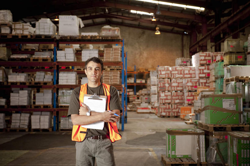 西方人,一个人,站,抱,横图,室内,白天,正面,工作服,制服,地板,照明,欧洲,欧洲人,仅一个男性,仅一个人,仅一个中年男性,一排,许多,握,整齐,包装,材料,档案,文件,纸箱,灯光,地面,很多,拿,仓库,拿着,注视,顶灯,木地板,灯,排列,容器,箱子,资料,灯具,观察,看,站着,握着,抱着,观看,堆,照亮,察看,搂着,照明设备,队列,关注,文档,纸板箱,记录板,记事板,包装箱,工作制服,男人,男性,中年男性,白种人,搂,搂抱,站立,半身,彩图,工作套服,安全服,反光背心,反光服,反光衣,堆栈