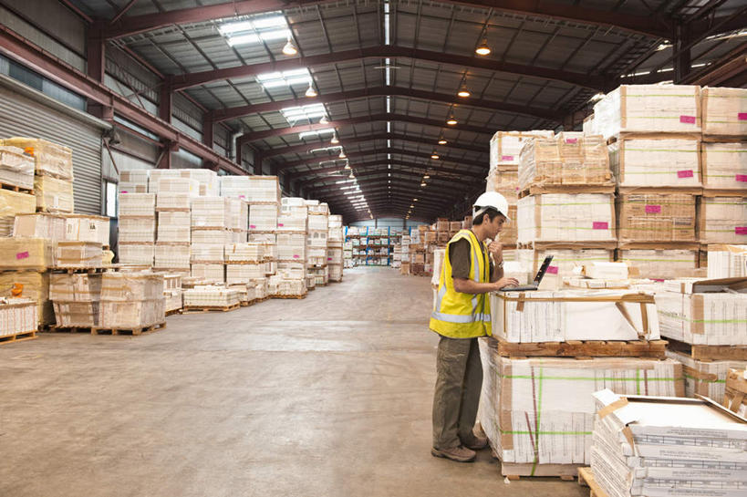 西方人,一个人,站,横图,室内,白天,侧面,工作服,制服,电脑,笔记本电脑,地板,帽子,照明,欧洲,欧洲人,仅一个男性,仅一个人,仅一个中年男性,一排,许多,敲打,整齐,网络,包装,头盔,纸箱,灯光,地面,很多,仓库,注视,输入,通讯设备,顶灯,木地板,灯,排列,绿色,白色,安全帽,容器,箱子,灯具,打字,低头,观察,看,站着,观看,堆,点击,一台,敲击,照亮,察看,无线,照明设备,队列,关注,纸板箱,通信设备,无线网络,无线上网,便携式电脑,包装箱,一顶,垂头,工作制服,按键,手提电脑,男人,男性,中年男性,白种人,站立,彩图,全身,工作套服,安全服,反光背心,反光服,反光衣,堆栈