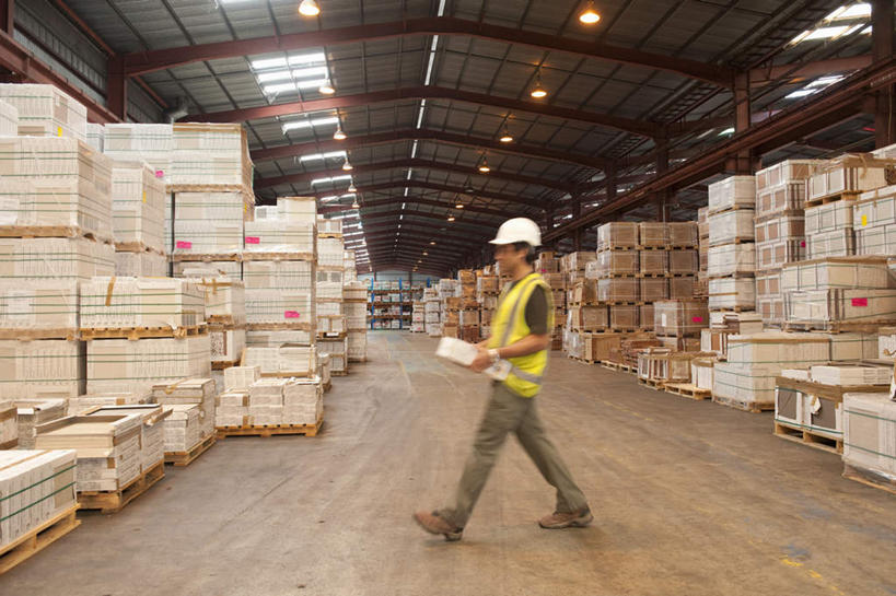 西方人,一个人,走,捧,横图,室内,白天,侧面,工作服,制服,地板,帽子,照明,欧洲,欧洲人,仅一个男性,仅一个人,仅一个中年男性,一排,许多,朦胧,模糊,整齐,包装,头盔,纸箱,灯光,地面,很多,仓库,注视,顶灯,木地板,灯,排列,绿色,白色,安全帽,容器,箱子,灯具,观察,看,观看,堆,照亮,察看,照明设备,队列,关注,纸板箱,包装箱,一顶,工作制服,男人,男性,中年男性,白种人,步行,端,端着,捧着,散步,手捧,走路,彩图,全身,工作套服,安全服,反光背心,反光服,反光衣,堆栈