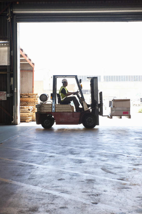 西方人,一个人,坐,搬运,竖图,室内,白天,侧面,工作服,制服,技术,门,帽子,欧洲,欧洲人,仅一个男性,仅一个人,仅一个中年男性,一辆,握,朦胧,模糊,头盔,拿,仓库,拿着,注视,车,绿色,白色,安全帽,门框,交通工具,观察,看,机械,工程车,握着,工业,观看,工程,叉车,察看,关注,载具,一顶,交通运输,工作制服,工作车,男人,男性,中年男性,白种人,坐着,彩图,全身,工作套服,安全服,反光背心,反光服,反光衣,堆栈