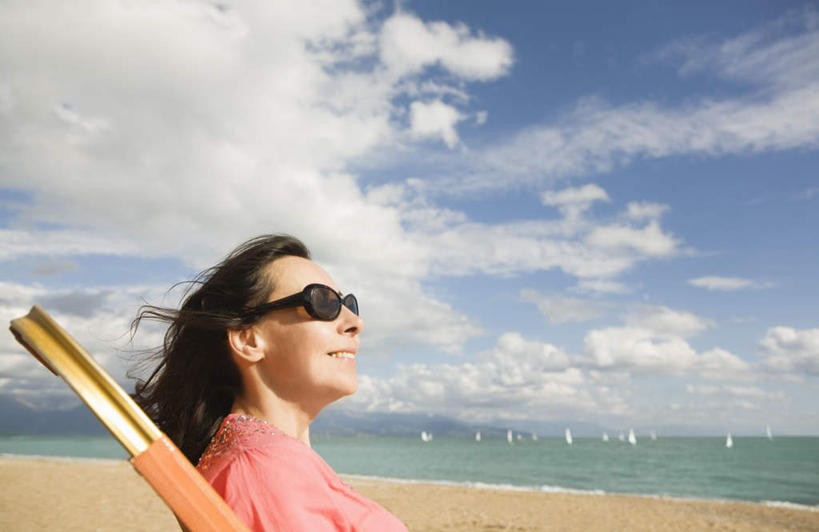 西方人,一个人,坐,笑,微笑,露齿笑,横图,室外,白天,侧面,海浪,海洋,沙滩,椅子,欧洲,欧洲人,仅一个女性,仅一个人,一把,一副,阴影,服装,光线,墨镜,沙子,眼镜,影子,躺椅,海岸,浪花,水平线,云,云朵,辽阔,海平线,沙地,云彩,注视,休闲装,衣服,粉色,蓝色,白云,蓝天,天空,阳光,海水,太阳镜,太阳眼镜,天,观察,看,靠,靠着,仅一个中年女性,休闲,广阔,休闲服,遮阳镜,服饰,晴朗,观看,一望无际,沙滩椅,察看,关注,海景,无边无际,一马平川,女人,女性,中年女性,白种人,大海,风浪,海,海水的波动,海滩,近岸浪,涌浪,晴空,抬头,仰头,坐着,半身,彩图,水天相接,水天一线