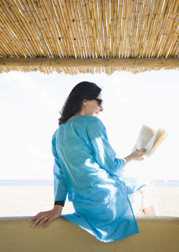 西方人,一个人,家,坐,竖图,室外,白天,海浪,海洋,沙滩,窗帘,书籍,欧洲,欧洲人,仅一个女性,仅一个人,一本,一副,一条,撑,握,服装,装饰,墨镜,沙子,眼镜,房屋,屋子,草屋,海岸,浪花,沙地,拿,拿着,扭头,注视,休闲装,住宅,装饰品,背面,衣服,蓝色,海水,帘子,饰品,手链,首饰,太阳镜,太阳眼镜,茅草屋,观察,看,转头,仅一个中年女性,休闲,休闲服,遮阳,遮阳镜,握着,服饰,手镯,观看,华丽,修饰,点缀,察看,撑着,关注,镯子,海景,衬托,美观,雅致,雅观,女人,女性,中年女性,白种人,书,图书,大海,风浪,海,海水的波动,海滩,近岸浪,涌浪,坐着,半身,彩图,房子,茅舍,茅屋,小屋