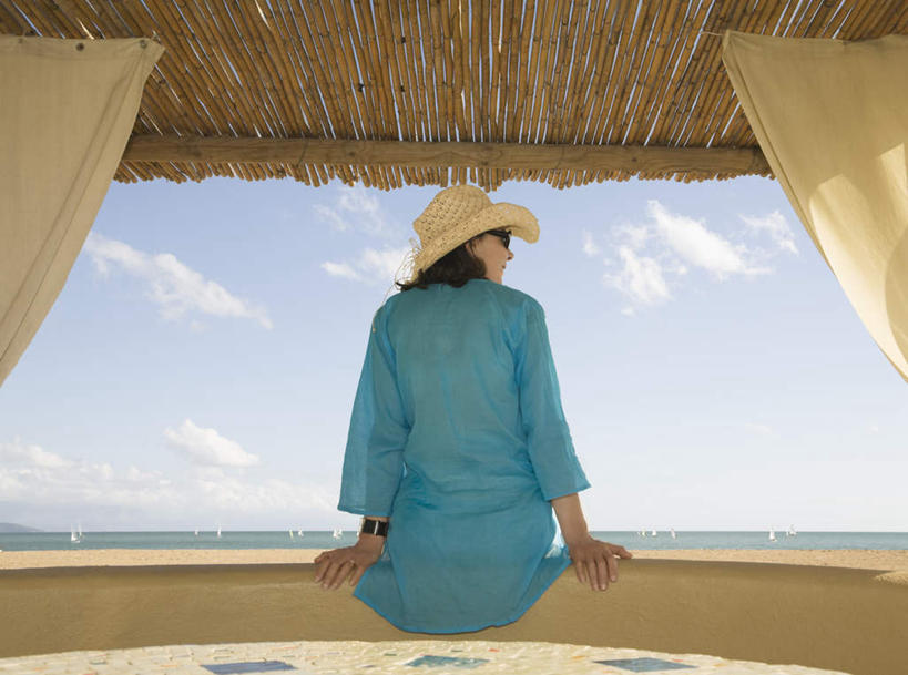 西方人,一个人,家,坐,横图,室外,白天,海浪,海洋,窗帘,桌面,桌子,帽子,欧洲,欧洲人,仅一个女性,仅一个人,一副,握,阴影,服装,装饰,光线,木制,墨镜,眼镜,影子,房屋,屋子,草屋,浪花,云,云朵,拿,云彩,拿着,扭头,休闲装,住宅,背面,衣服,蓝色,白云,蓝天,天空,阳光,海水,帘子,木制品,太阳镜,太阳眼镜,遮阳帽,茅草屋,天,转头,仅一个中年女性,休闲,休闲服,遮阳,遮阳镜,握着,服饰,晴朗,华丽,修饰,点缀,海景,衬托,美观,雅致,雅观,一顶,女人,女性,中年女性,白种人,大海,风浪,海,海水的波动,近岸浪,涌浪,晴空,坐着,半身,彩图,房子,茅舍,茅屋,小屋