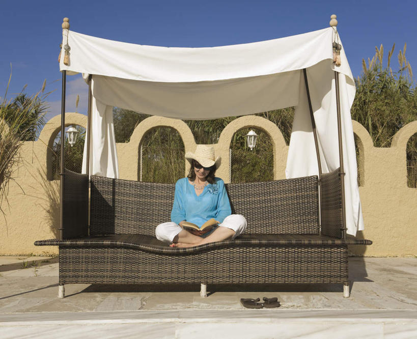 西方人,一个人,坐,盘腿,横图,室外,白天,正面,植物,窗帘,门,帽子,书籍,椅子,欧洲,欧洲人,仅一个女性,仅一个人,一本,握,阴影,装饰,光线,影子,柱子,墙,拿,拿着,注视,墙壁,墙面,树,树木,蓝色,绿色,白色,蓝天,天空,阳光,自然,帘子,遮阳帽,门框,天,低头,观察,看,仅一个中年女性,遮阳,握着,生长,晴朗,成长,观看,华丽,修饰,点缀,察看,关注,万里无云,衬托,美观,雅致,雅观,一顶,垂头,女人,女性,中年女性,白种人,书,图书,晴空,晴空万里,盘腿而坐,盘膝,盘着腿的,盘着腿坐,双腿交叉,坐着,彩图,全身