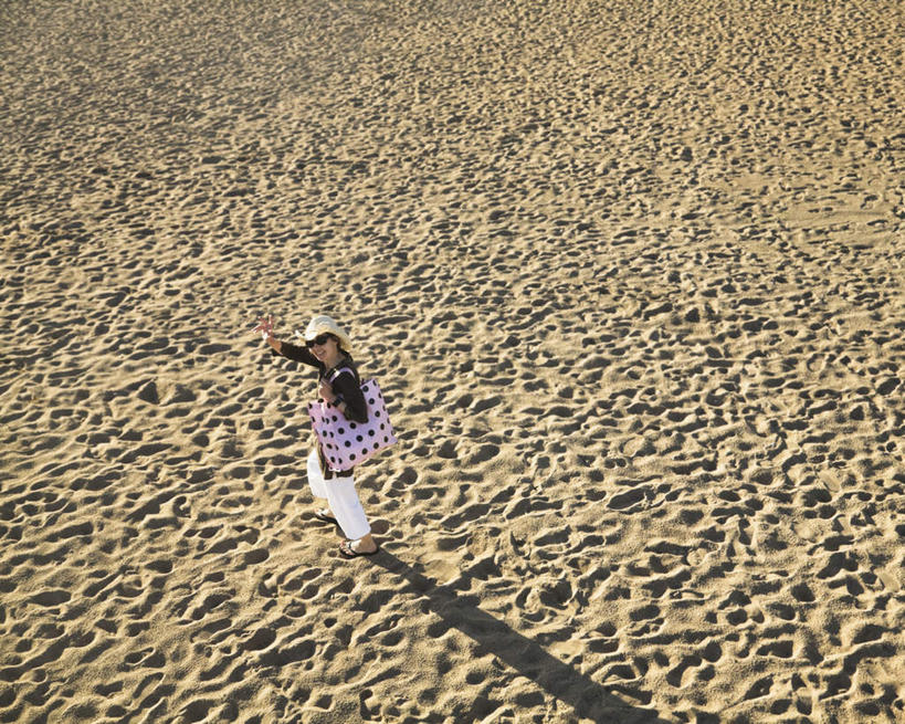 西方人,一个人,站,举,横图,俯视,室外,白天,沙滩,帽子,欧洲,欧洲人,仅一个女性,仅一个人,握,阴影,服装,光线,包,皮包,沙子,影子,海岸,沙地,拿,挥手,拿着,注视,休闲装,再见,一个,衣服,阳光,遮阳帽,观察,看,手势,托,站着,招手,仅一个中年女性,休闲,休闲服,握着,服饰,单个,告别,观看,单肩包,察看,关注,摆动,离别,一顶,辞行,女人,女性,中年女性,白种人,海滩,举起,举手,举着,抬头,向上举,向上伸,向上托,仰头,彩图,高角度拍摄,全身