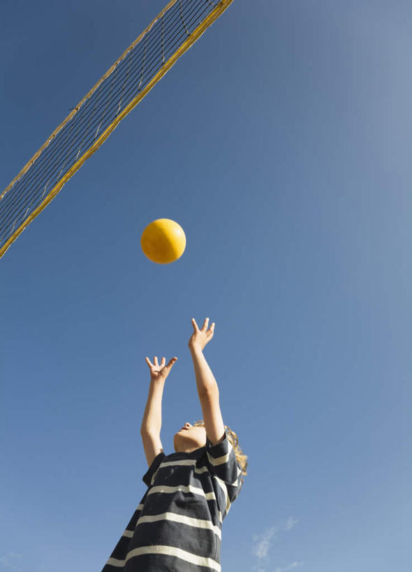 西方人,儿童,一个人,站,举,竖图,室外,白天,仰视,纯洁,排球,欧洲,欧洲人,仅一个男性,仅一个人,阴影,服装,光线,影子,球网,排球装备,沙滩排球,注视,休闲装,运动器械,一个,小孩,衣服,蓝色,蓝天,天空,阳光,天,观察,看,托,站着,仅一个小孩,休闲,休闲服,健身器械,可爱,童年,童趣,服饰,晴朗,单个,观看,察看,关注,下降,降落,健身器材,沙排,童真,烂漫,无邪,万里无云,降低,下跌,下落,排球球网,天真,排球运动,男孩,男人,男性,白种人,孩子,晴空,晴空万里,举起,举手,举着,抬头,向上举,向上伸,向上托,仰头,站立,半身,彩图,低角度拍摄,运动器材,男生