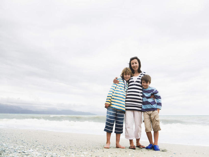 西方人,儿童,中年人,三个人,家庭,母亲,女儿,儿子,站,横图,室外,白天,正面,纯洁,海浪,海洋,沙滩,欧洲,欧洲人,阴影,服装,光线,沙子,影子,海岸,浪花,水平线,云,云朵,辽阔,海平线,沙地,云彩,注视,休闲装,小孩,衣服,蓝色,白云,蓝天,天空,阳光,海水,天,观察,看,靠,靠着,站着,休闲,广阔,温暖,温馨,母女,母子,一家人,休闲服,可爱,母爱,童年,童趣,搭,服饰,晴朗,观看,一望无际,和睦,察看,搭着,关注,海景,童真,烂漫,无邪,无边无际,一马平川,天真,男孩,男人,男性,女孩,女人,女性,中年女性,白种人,孩子,大海,风浪,海,海水的波动,海滩,近岸浪,涌浪,晴空,站立,彩图,全身,融洽,水天相接,水天一线,男生,女生