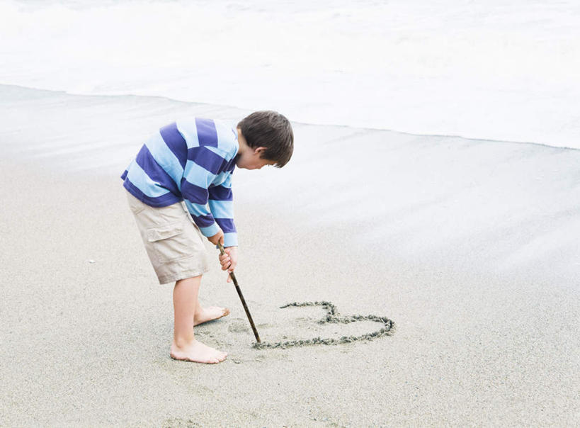 西方人,儿童,一个人,站,横图,俯视,室外,白天,爱情,纯洁,海浪,海洋,沙滩,欧洲,欧洲人,仅一个男性,仅一个人,一根,弯腰,握,阴影,服装,爱心,光线,棍子,沙子,线条,影子,海岸,浪花,沙地,浪漫,拿,拿着,注视,休闲装,一个,小孩,衣服,阳光,海水,观察,看,站着,仅一个小孩,休闲,温暖,温馨,心形,休闲服,恩爱,可爱,童年,童趣,握着,服饰,单个,观看,和睦,察看,关注,海景,童真,烂漫,无邪,弯身,天真,男孩,男人,男性,白种人,孩子,心型,大海,风浪,海,海水的波动,海滩,近岸浪,涌浪,站立,彩图,高角度拍摄,全身,融洽,男生