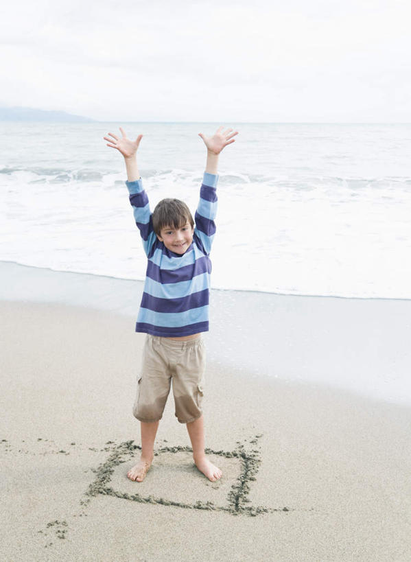 西方人,儿童,一个人,站,举,竖图,室外,白天,正面,纯洁,海浪,海洋,沙滩,欧洲,欧洲人,仅一个男性,仅一个人,阴影,服装,光线,沙子,线条,影子,正方形,海岸,浪花,沙地,注视,休闲装,一个,小孩,衣服,阳光,海水,观察,看,托,站着,仅一个小孩,休闲,休闲服,可爱,童年,童趣,服饰,单个,观看,察看,张开五指,关注,海景,童真,烂漫,无邪,天真,男孩,男人,男性,白种人,孩子,大海,风浪,海,海水的波动,海滩,近岸浪,涌浪,举起,举手,举着,向上举,向上伸,向上托,站立,彩图,全身,五指张开,男生