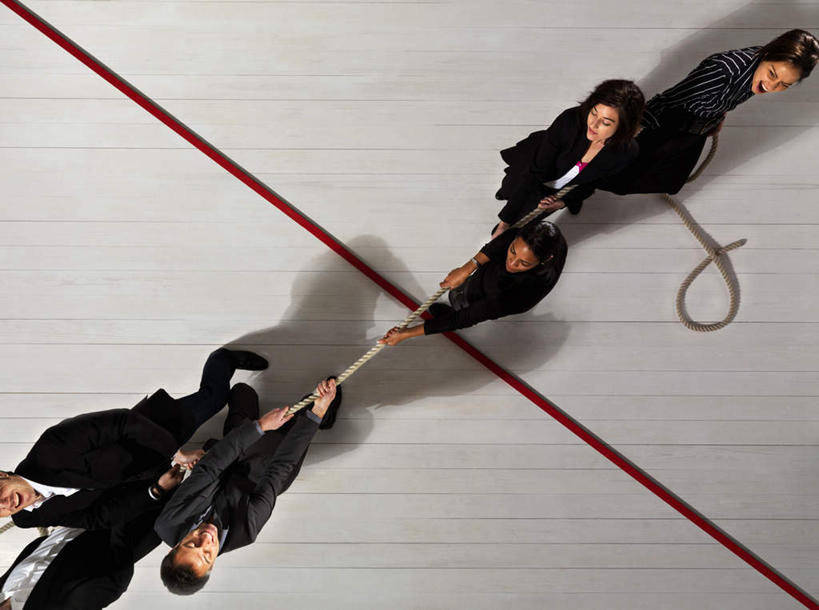 西方人,同事,商务人士,商务男性,商务女性,横图,俯视,室内,白天,衬衫,锻炼,成功,运动,合作,团队,集体,信心,拔河,地板,欧洲,欧洲人,一根,握,阴影,套装,反射,线,影子,分界线,地面,许多人,速度,拿,拿着,注视,娱乐,队伍,木地板,红色,绳子,观察,看,一群人,力量,平衡,握着,观看,技巧,绳索,协调,察看,领导,成就,关注,商务装,灵敏,合伙,领袖,工薪阶层,柔韧,趣味,耐力,抗争,体育,男人,男性,年轻女性,女人,女性,中年男性,中年女性,白种人,白领,上班族,半身,彩图,高角度拍摄,衬衣,健身