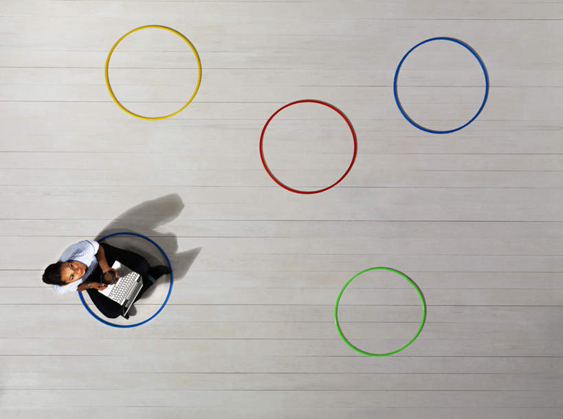 西方人,一个人,商务人士,商务女性,坐,盘腿,横图,俯视,彩色,室内,白天,锻炼,运动,电脑,笔记本电脑,地板,欧洲,欧洲人,仅一个年轻女性,仅一个女性,仅一个人,五个,许多,阴影,套装,反射,网络,影子,地面,注视,通讯设备,运动器械,木地板,看,健身器械,无线,关注,呼啦圈,通信设备,商务装,无线网络,健身器材,无线上网,便携式电脑,工薪阶层,健身圈,体育,手提电脑,年轻女性,女人,女性,白种人,白领,上班族,盘腿而坐,盘膝,盘着腿的,盘着腿坐,双腿交叉,坐着,彩图,高角度拍摄,全身,健身,运动器材