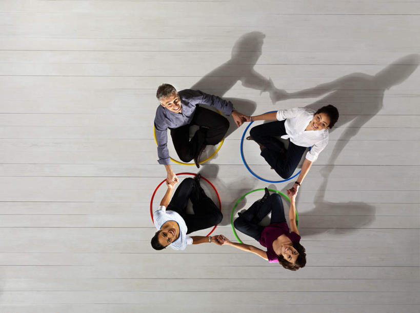 西方人,四个人,同事,商务人士,商务男性,商务女性,坐,握手,盘腿,横图,俯视,彩色,室内,白天,衬衫,锻炼,成功,运动,合作,团队,集体,信心,地板,欧洲,欧洲人,一排,阴影,套装,整齐,环绕,围绕,反射,影子,地面,环抱,注视,运动器械,队伍,木地板,排列,看,四个,健身器械,领导,成就,队列,关注,呼啦圈,商务装,健身器材,合伙,领袖,工薪阶层,健身圈,萦绕,体育,男人,男性,年轻女性,女人,女性,中年男性,中年女性,白种人,白领,上班族,搀手,拉手,盘腿而坐,盘膝,盘着腿的,盘着腿坐,手搀手,手拉手,手牵手,手握手,双腿交叉,抬头,仰头,坐着,彩图,高角度拍摄,全身,衬衣,健身,运动器材