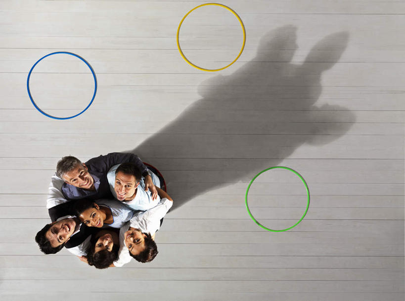 西方人,同事,商务人士,商务男性,商务女性,站,抱,横图,俯视,彩色,室内,白天,衬衫,锻炼,成功,运动,合作,团队,集体,信心,地板,欧洲,欧洲人,五个人,阴影,套装,反射,影子,地面,许多人,注视,运动器械,队伍,木地板,三个,看,站着,一群人,健身器械,抱着,领导,搂着,成就,关注,呼啦圈,商务装,健身器材,合伙,领袖,工薪阶层,健身圈,体育,男人,男性,年轻女性,女人,女性,中年男性,中年女性,白种人,白领,上班族,怀抱,搂,搂抱,抬头,相抱,仰头,拥抱,站立,彩图,高角度拍摄,全身,衬衣,健身,运动器材