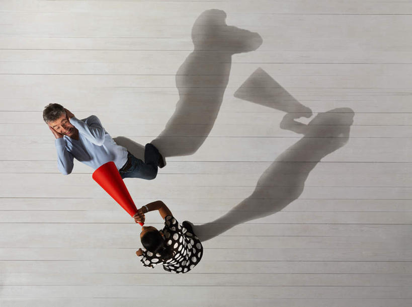 西方人,两个人,同事,商务人士,商务男性,商务女性,站,举,横图,俯视,室内,白天,衬衫,成功,合作,团队,集体,信心,地板,欧洲,欧洲人,握,阴影,套装,反射,影子,地面,拿,拿着,喇叭,队伍,木地板,一个,红色,话筒,托,站着,握着,捂,单个,领导,成就,传声筒,商务装,合伙,领袖,工薪阶层,男人,男性,年轻女性,女人,女性,中年男性,白种人,白领,上班族,举起,举手,举着,向上举,向上伸,向上托,站立,彩图,高角度拍摄,全身,衬衣