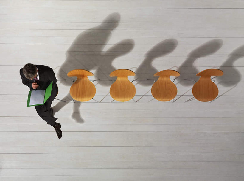 西方人,一个人,商务人士,商务男性,坐,横图,俯视,室内,白天,衬衫,地板,椅子,欧洲,欧洲人,仅一个男性,仅一个人,仅一个中年男性,五个,一排,许多,握,阴影,套装,整齐,反射,材料,档案,文件,影子,纸,文件夹,地面,拿,拿着,注视,木地板,排列,一个,黄色,绿色,会议椅,手稿,资料,观察,看,握着,单个,观看,办公椅,证明,察看,队列,关注,文档,商务装,工薪阶层,商务椅,培训椅,男人,男性,中年男性,白种人,白领,上班族,坐着,彩图,高角度拍摄,全身,衬衣