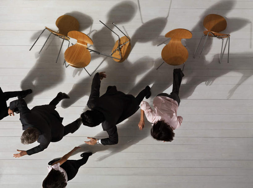 西方人,同事,商务人士,商务男性,商务女性,跑,横图,俯视,室内,白天,衬衫,锻炼,成功,运动,合作,团队,集体,信心,地板,椅子,欧洲,欧洲人,五个人,阴影,套装,反射,影子,地面,许多人,凌乱,队伍,木地板,会议椅,一群人,办公椅,混乱,领导,成就,商务装,合伙,领袖,工薪阶层,商务椅,培训椅,纷乱,缭乱,庞杂,体育,男人,男性,年轻女性,女人,女性,中年男性,中年女性,白种人,白领,上班族,跑步,半身,彩图,高角度拍摄,衬衣,健身