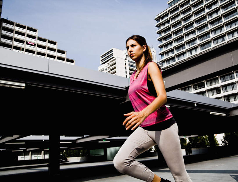 西方人,一个人,高楼大厦,跑,举,横图,室外,白天,仰视,运动服,锻炼,运动,窗户,大厦,建筑,摩天大楼,德国,欧洲,欧洲人,仅一个年轻女性,仅一个女性,仅一个人,阴影,服装,光线,影子,慕尼黑,玻璃窗,衣服,红色,阳光,托,服饰,衣着,西欧,穿着,德意志联邦共和国,首府,巴伐利亚,巴伐利亚州,拜恩州,拜恩自由州,衣饰,体育,年轻女性,女人,女性,白种人,举起,举手,举着,跑步,向上举,向上伸,向上托,半身,彩图,低角度拍摄,健身,大楼,高层建筑,高楼,摩天楼,运动装