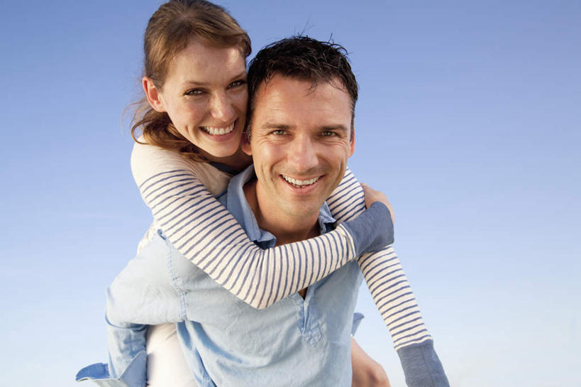 西方人,背,两个人,站,抱,笑,微笑,露齿笑,横图,室外,白天,仰视,爱情,欧洲,欧洲人,阴影,服装,光线,影子,浪漫,注视,休闲装,衣服,蓝色,白色,蓝天,天空,阳光,天,背着,观察,看,站着,休闲,温暖,温馨,休闲服,恩爱,恋人,服饰,晴朗,抱着,观看,和睦,察看,搂着,关注,万里无云,背负,男人,男性,年轻女性,女人,女性,中年男性,白种人,情侣,晴空,晴空万里,怀抱,搂,搂抱,相抱,拥抱,站立,半身,彩图,低角度拍摄,伴侣,融洽