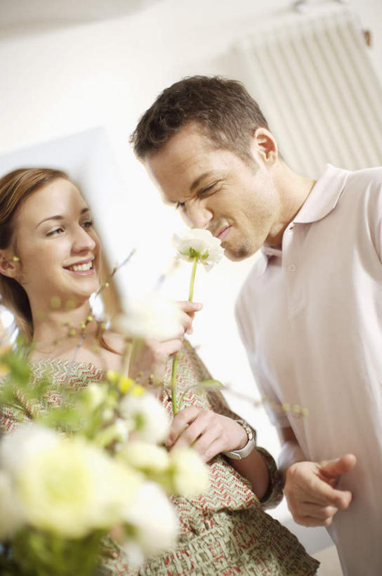 西方人,两个人,站,笑,微笑,露齿笑,竖图,室内,白天,仰视,爱情,欧洲,欧洲人,许多,握,阴影,服装,朦胧,模糊,盛开,反射,影子,墙,很多,浪漫,拿,花蕾,拿着,注视,休闲装,闻,墙壁,墙面,花,花瓣,花朵,鲜花,衣服,白色,花苞,花蕊,低头,观察,看,站着,一束,休闲,温暖,温馨,休闲服,恩爱,握着,恋人,服饰,观看,和睦,察看,嗅,关注,男人,男性,年轻女性,女人,女性,中年男性,白种人,情侣,站立,半身,彩图,低角度拍摄,伴侣,融洽