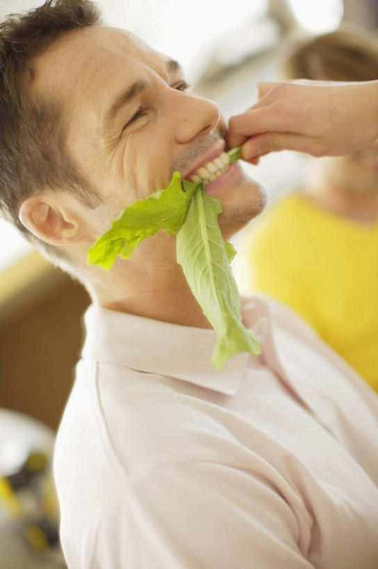 西方人,两个人,夫妻,坐,竖图,室内,白天,侧面,爱情,窗户,蔬菜,欧洲,欧洲人,握,咬,阴影,服装,朦胧,模糊,新鲜,反射,影子,莴苣,莴笋,食品,浪漫,拿,拿着,注视,休闲装,玻璃窗,食物,衣服,观察,看,休闲,休闲服,恩爱,握着,恋人,服饰,有机食品,绿色食品,观看,咬着,察看,关注,香笋,千金菜,男人,男性,女人,女性,中年男性,中年女性,白种人,夫妇,情侣,坐着,半身,彩图,伴侣