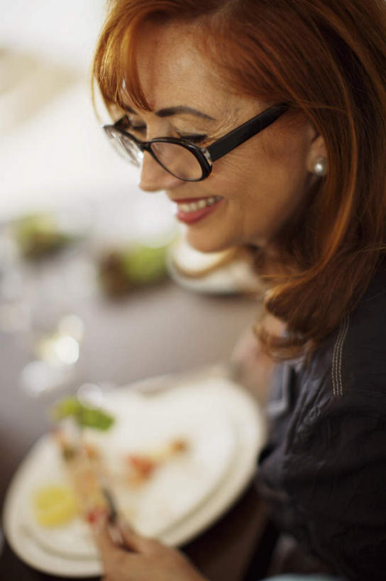 西方人,一个人,坐,笑,微笑,露齿笑,竖图,俯视,室内,白天,餐桌,桌子,餐具,欧洲,欧洲人,仅一个女性,仅一个人,阴影,服装,朦胧,模糊,反射,碟子,盘,眼镜,影子,注视,休闲装,衣服,黑色,盘子,碟,观察,看,休闲,休闲服,服饰,仅一个老年女性,餐台,观看,老花镜,察看,关注,远视眼镜,老年女性,女人,女性,白种人,坐着,半身,彩图,高角度拍摄