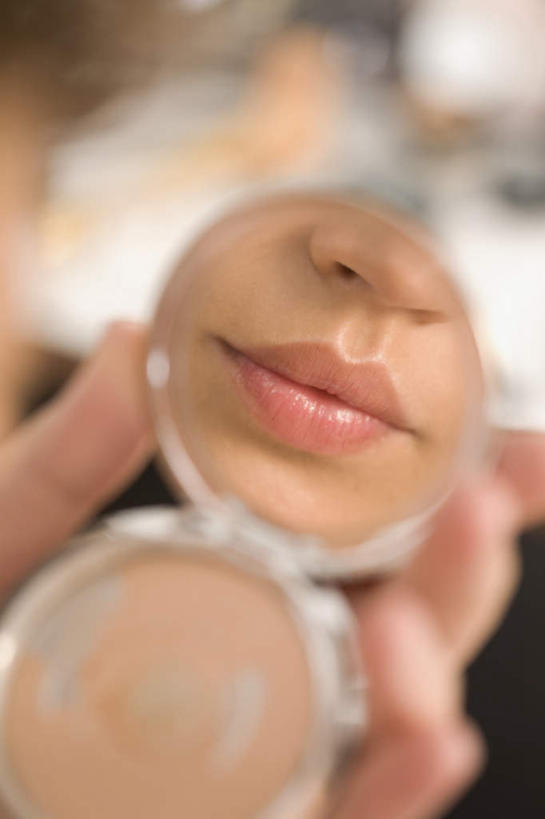 西方人,嘴,手,一个人,竖图,室内,特写,白天,正面,化妆,美容,镜子,欧洲,欧洲人,仅一个年轻女性,仅一个女性,仅一个人,握,阴影,朦胧,模糊,反射,粉饼,影子,拿,拿着,化妆品,手部,握着,单手,修饰,镜像,护肤品,化妆用品,镜面,护肤用品,遮盖,吸脂,光学,手镜,年轻女性,女人,女性,白种人,口,口腔,嘴巴,嘴唇,半身,彩图,防晒