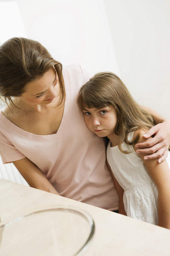 西方人,儿童,嘴,两个人,家庭,母亲,女儿,站,抱,竖图,俯视,室内,白天,纯洁,欧洲,欧洲人,阴影,服装,反射,影子,墙,注视,休闲装,墙壁,墙面,小孩,衣服,白色,嘟嘴,观察,看,靠,靠着,倚靠,站着,休闲,温暖,温馨,母女,一家人,休闲服,撅嘴,可爱,母爱,童年,童趣,服饰,抱着,观看,和睦,察看,搂着,倚着,关注,童真,烂漫,无邪,天真,年轻女性,女孩,女人,女性,白种人,孩子,年轻人,嘴巴,嘴唇,怀抱,搂,搂抱,抬头,相抱,仰头,拥抱,站立,半身,彩图,高角度拍摄,融洽,女生