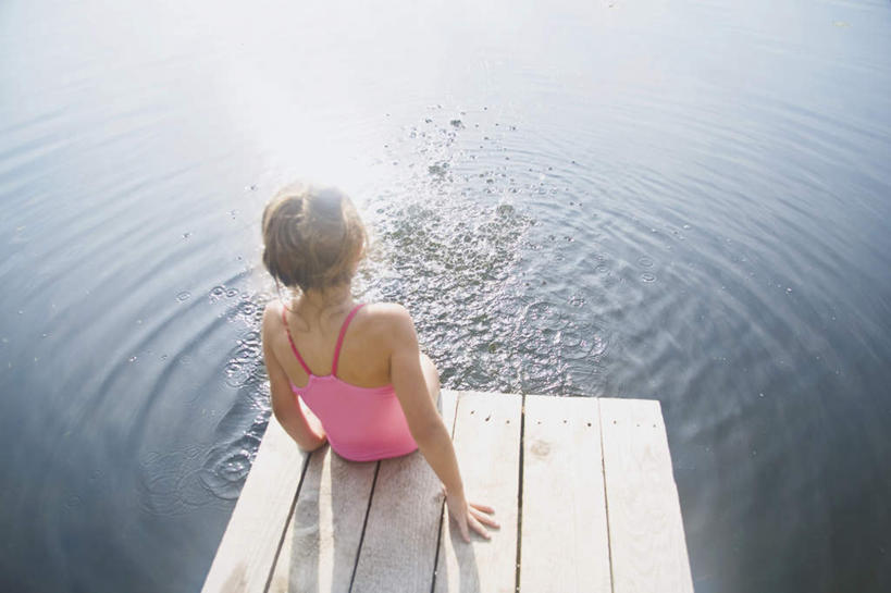 西方人,儿童,一个人,码头,坐,横图,俯视,室外,白天,泳装,纯洁,湖,湖泊,水,港口,欧洲,欧洲人,仅一个女性,仅一个人,撑,阴影,波纹,光线,木板,影子,湖面,水流,水面,桥,木桥,注视,栈桥,小孩,水纹,阳光,波浪,湖水,观察,看,仅一个小孩,可爱,童年,童趣,观看,人行桥,木板桥,察看,撑着,关注,童真,烂漫,无邪,连体泳衣,天真,女孩,女人,女性,白种人,孩子,坐着,彩图,高角度拍摄,全身,泳衣,摆渡口,埠头,渡口,渡头,港湾,海港,货运码头,口岸,商港,女生