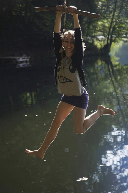 西方人,儿童,一个人,举,笑,微笑,竖图,室外,白天,正面,游戏,纯洁,湖,湖泊,水,欧洲,欧洲人,仅一个女性,仅一个人,握,摇摆,服装,湖面,水流,水面,玩,注视,休闲装,娱乐,小孩,衣服,秋千,湖水,荡秋千,观察,看,托,仅一个小孩,休闲,休闲服,可爱,童年,童趣,握着,服饰,观看,活动,察看,关注,摇晃,童真,烂漫,无邪,天真,女孩,女人,女性,白种人,孩子,举起,举手,举着,玩耍,嬉戏,向上举,向上伸,向上托,彩图,全身,女生