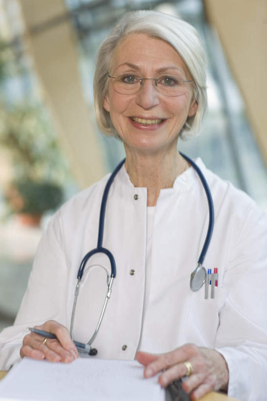 西方人,一个人,医生,医院,笑,微笑,露齿笑,竖图,室内,白天,正面,工作服,制服,窗户,落地窗,欧洲,欧洲人,仅一个女性,仅一个人,握,朦胧,模糊,笔,材料,档案,文件,纸,办公用品,拿,拿着,注视,玻璃窗,文具,手稿,听诊器,学习用品,资料,观察,看,医护人员,医疗人员,握着,仅一个老年女性,观看,文具用品,证明,察看,医疗设备,关注,文档,医疗器械,医疗工具,医疗机构,工作制服,检测工具,老年女性,女人,女性,白种人,大夫,半身,彩图,工作套服,病院,诊所