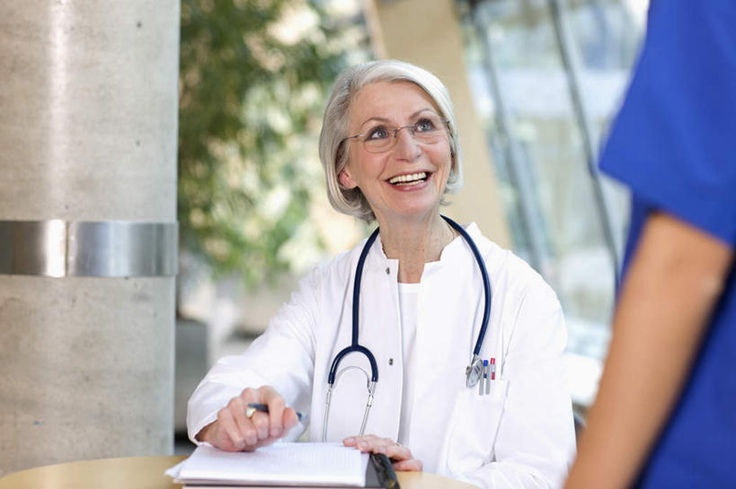 西方人,医生,护士,医院,站,坐,笑,微笑,露齿笑,横图,室内,白天,正面,工作服,制服,植物,窗户,落地窗,桌子,欧洲,欧洲人,握,朦胧,模糊,笔,材料,档案,盆栽,文件,纸,办公桌,办公用品,盆景,拿,拿着,注视,玻璃窗,文具,绿色,自然,手稿,听诊器,学习用品,资料,观察,看,站着,医护人员,医疗人员,握着,生长,成长,观看,文具用品,证明,察看,医疗设备,白衣天使,关注,文档,医疗器械,医疗工具,医疗机构,工作制服,检测工具,白种人,大夫,站立,坐着,半身,彩图,工作套服,病院,诊所