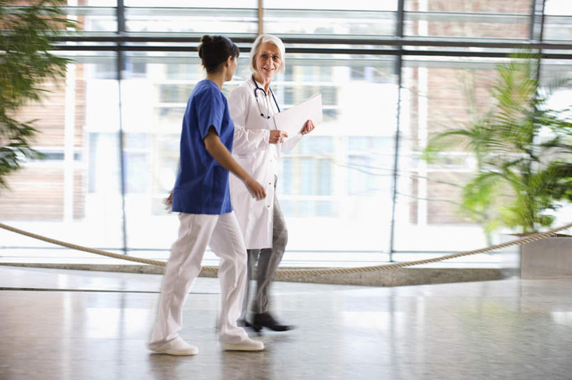 西方人,两个人,医生,护士,医院,站,说,横图,室内,白天,侧面,工作服,制服,讨论,植物,窗户,落地窗,欧洲,欧洲人,握,材料,档案,盆栽,文件,纸,盆景,拿,拿着,注视,玻璃窗,绿色,自然,手稿,资料,观察,看,站着,医护人员,医疗人员,握着,生长,成长,观看,证明,察看,白衣天使,关注,文档,医疗机构,工作制服,交流,老年女性,年轻女性,女人,女性,白种人,大夫,沟通,讲话,交谈,商讨,说话,谈话,站立,彩图,全身,工作套服,病院,诊所