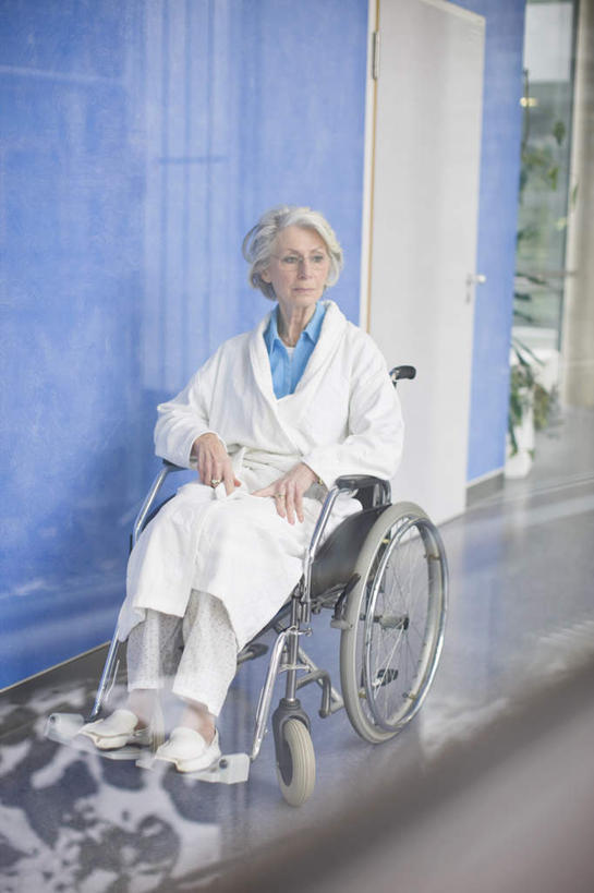 西方人,一个人,医生,病人,医院,坐,竖图,室内,白天,正面,窗户,落地窗,门,欧洲,欧洲人,仅一个女性,仅一个人,服装,工具,墙,注视,休闲装,玻璃窗,墙壁,墙面,衣服,轮椅,门框,复健,观察,看,休闲,康复,休闲服,器械,服饰,仅一个老年女性,观看,察看,医疗设备,关注,病患,医疗器械,医疗工具,医疗机构,辅助设备,老年女性,女人,女性,白种人,大夫,患者,就医者,坐着,彩图,全身,病院,诊所