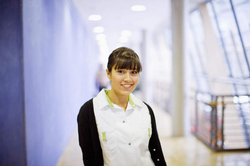 西方人,一个人,护士,医院,栏杆,站,笑,微笑,露齿笑,横图,室内,白天,正面,工作服,制服,窗户,落地窗,照明,欧洲,欧洲人,仅一个年轻女性,仅一个女性,仅一个人,阴影,朦胧,模糊,光线,影子,墙,围栏,灯光,注视,护栏,吊灯,玻璃窗,墙壁,墙面,灯,灯具,观察,看,站着,观看,照亮,察看,白衣天使,照明设备,关注,医疗机构,工作制服,年轻女性,女人,女性,白种人,站立,半身,彩图,工作套服,病院,诊所