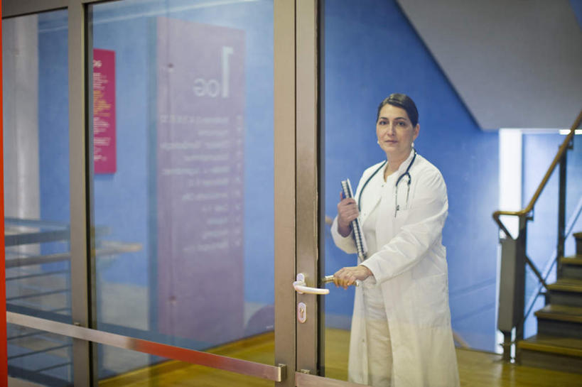 西方人,一个人,医生,医院,栏杆,站,横图,室内,白天,正面,工作服,制服,楼梯,门,欧洲,欧洲人,仅一个女性,仅一个人,握,扶手,阶梯,墙,拿,拿着,注视,护栏,墙壁,墙面,台阶,听诊器,门框,观察,看,站着,仅一个中年女性,医护人员,医疗人员,握着,观看,察看,医疗设备,关注,医疗器械,医疗工具,医疗机构,工作制服,检测工具,女人,女性,中年女性,白种人,大夫,站立,半身,彩图,工作套服,病院,诊所